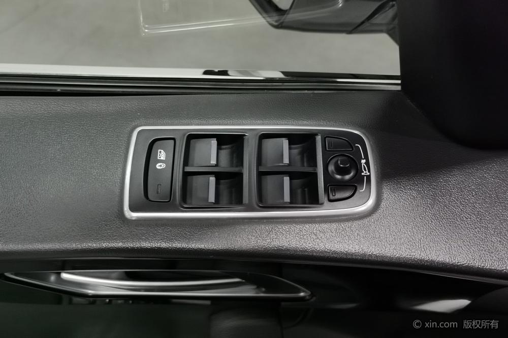 Jaguar F-PACE 2018 2.0T AWD Urban Premium – фото 23