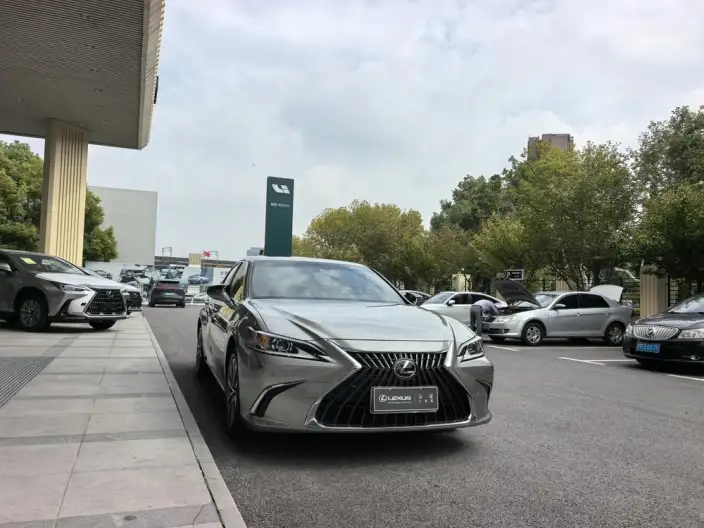 Lexus ES 2022 Model 200 Superior Edition
