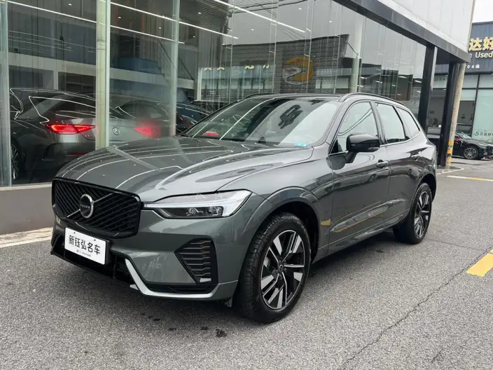 Volvo XC60 2026 Model B5 4WD Smart Range Deluxe Edition – фото 1