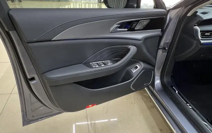 Hongqi H5 2023 Model 2.0T Automatic Flag Lead Edition – фото 6