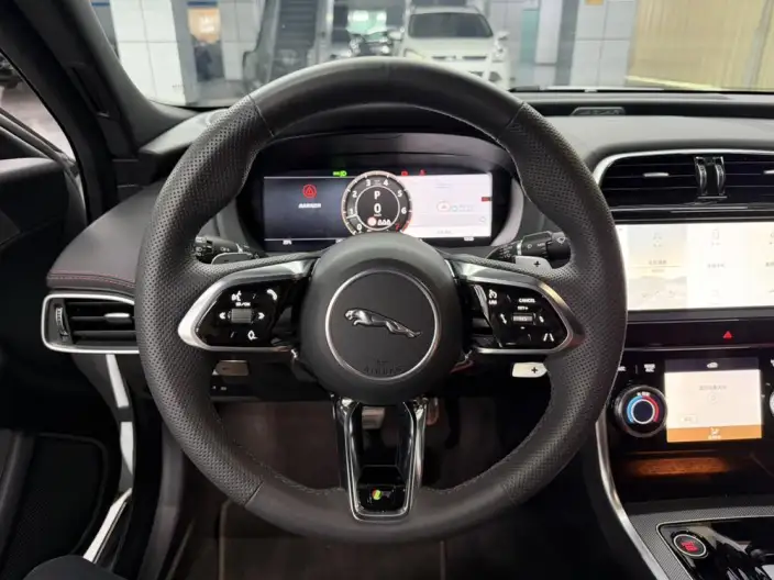 Jaguar XE L 2025 Model 2.0T 250PS R-DYNAMIC 90th Anniversary Collector Edition Edition – фото 9