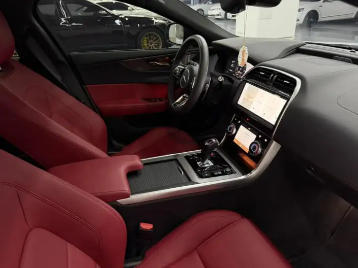Jaguar XE L 2025 Model 2.0T 250PS R-DYNAMIC 90th Anniversary Collector Edition Edition – фото 10