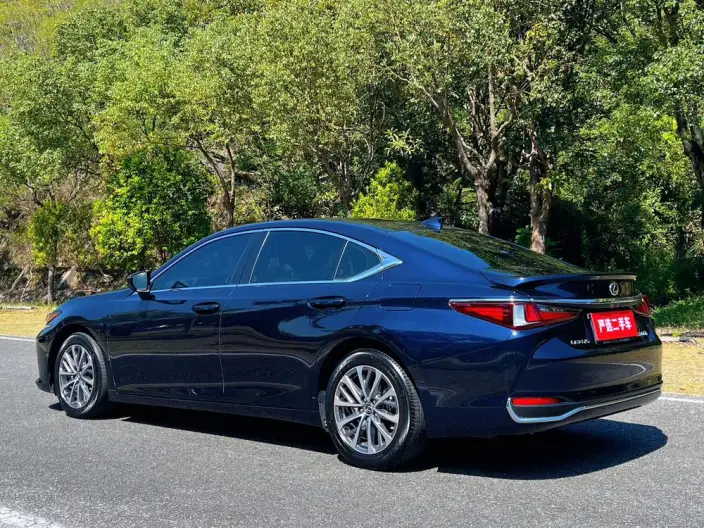 Lexus ES 2022 Model 300h Superior Edition