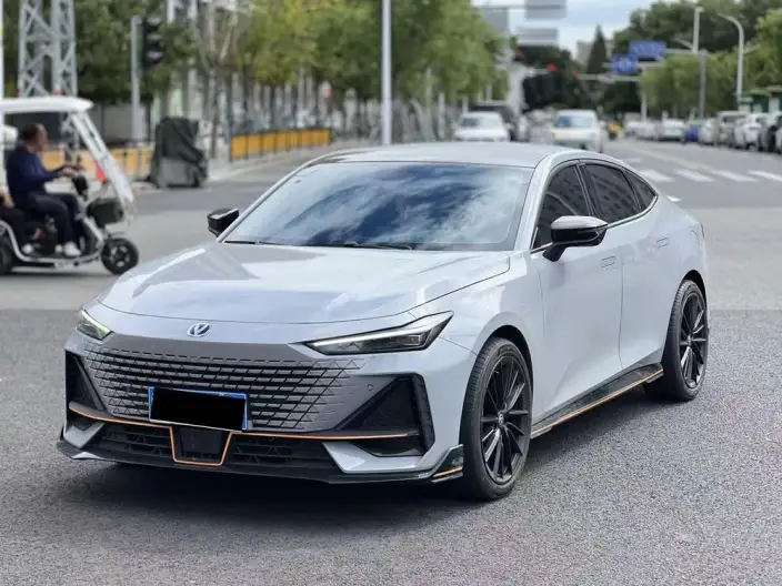 Changan UNI-V 2022 Model 1.5T Sports Edition – фото 1