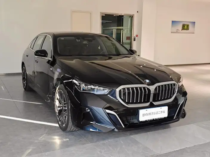 BMW 5 Series 2025 Model 530Li Exclusive Model M Sports Set – фото 3
