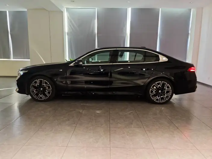 BMW 5 Series 2025 Model 530Li Exclusive Model M Sports Set – фото 4