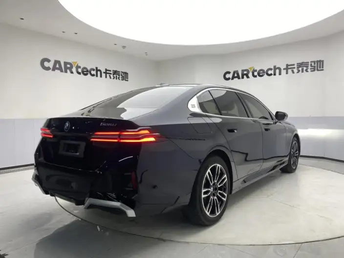 BMW 5 Series 2025 Model 525Li M Sports Set – фото 7