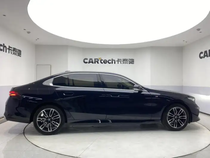 BMW 5 Series 2025 Model 525Li M Sports Set – фото 8