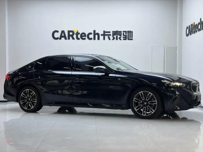 BMW 5 Series 2025 Model 530Li Leading Model M Sports Set – фото 2