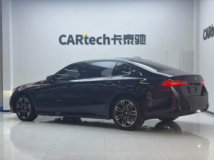 BMW 5 Series 2025 Model 530Li Leading Model M Sports Set – фото 3