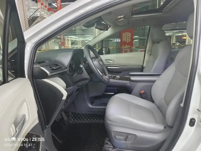 Toyota Sienna 2023 Model Hybrid 2.5L Deluxe Edition – фото 8