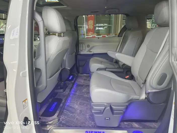 Toyota Sienna 2023 Model Hybrid 2.5L Deluxe Edition – фото 9