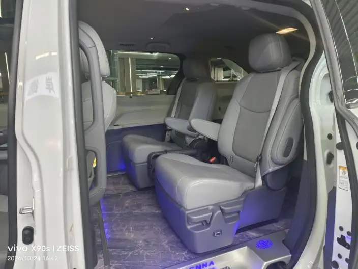 Toyota Sienna 2023 Model Hybrid 2.5L Deluxe Edition – фото 10