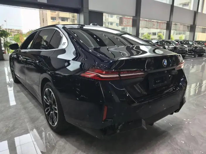 BMW 5 Series 2025 Model 530Li Leading Model M Sports Set – фото 4