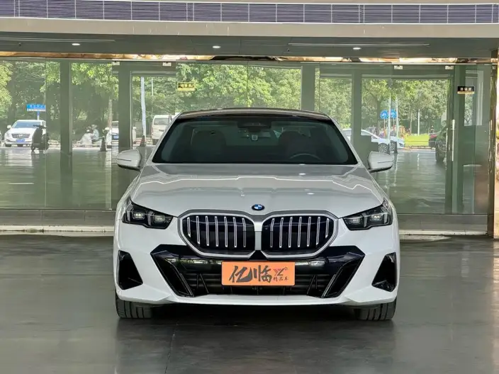 BMW 5 Series 2025 Model 530Li Exclusive Model M Sports Set – фото 2