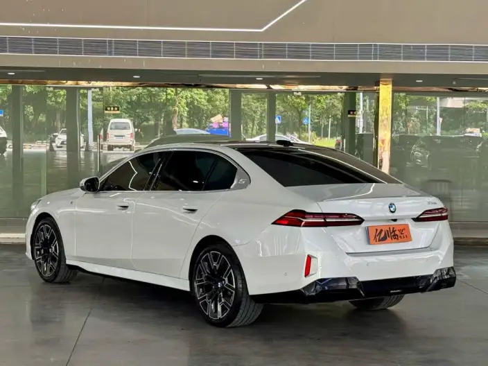 BMW 5 Series 2025 Model 530Li Exclusive Model M Sports Set – фото 4