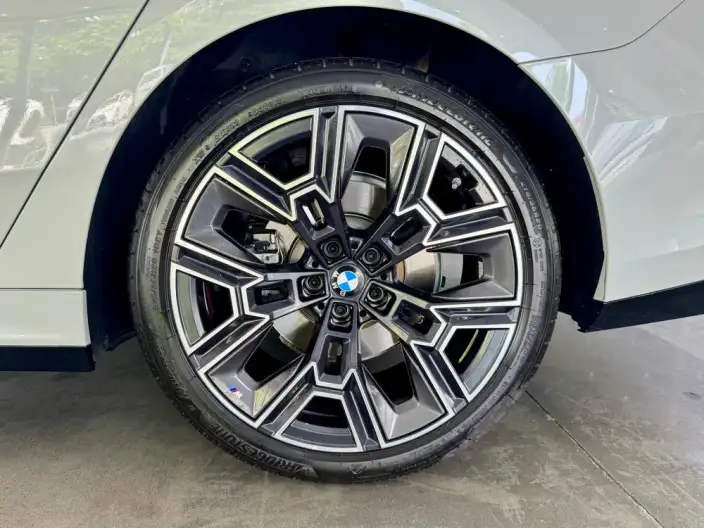 BMW 5 Series 2025 Model 530Li Exclusive Model M Sports Set – фото 7