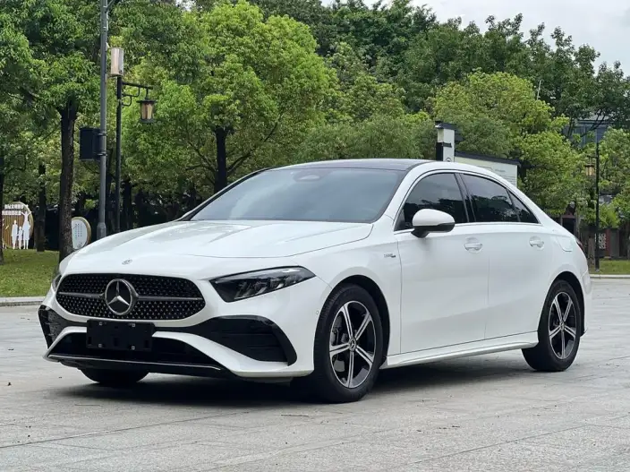 Mercedes-Benz A-class 2024 Model A 200 L Dynamic Edition – фото 1
