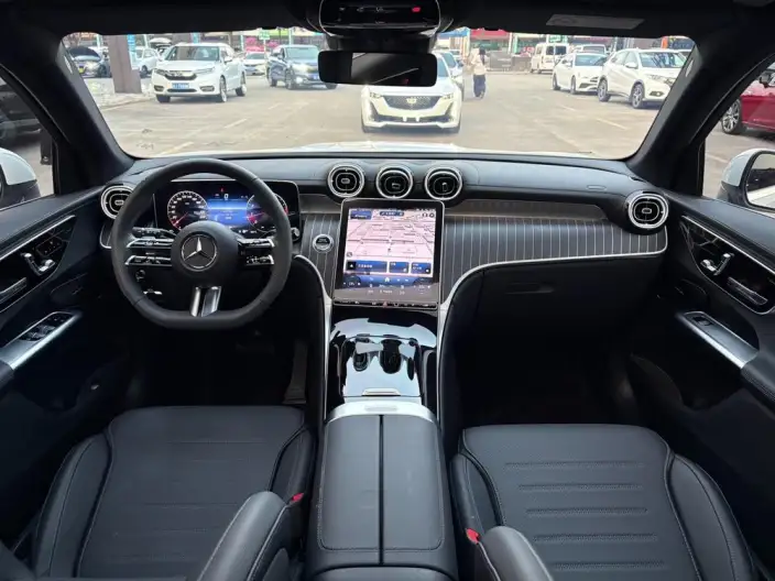Mercedes-Benz GLC 2023 Model GLC 260 L 4MATIC Luxury Model 5 seat – фото 8