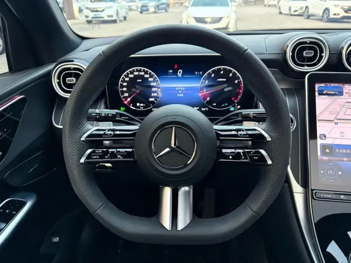 Mercedes-Benz GLC 2023 Model GLC 260 L 4MATIC Luxury Model 5 seat – фото 10