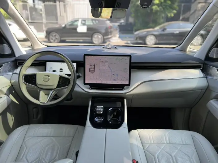 Volvo EM90 2025 Model Ultra VI seat – фото 7