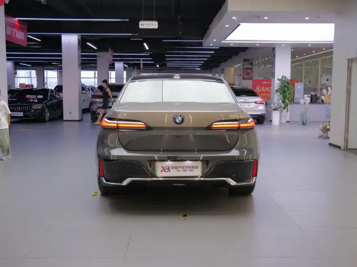 BMW i7 2023 Model eDrive50L Exclusive Model M Sports Set – фото 6