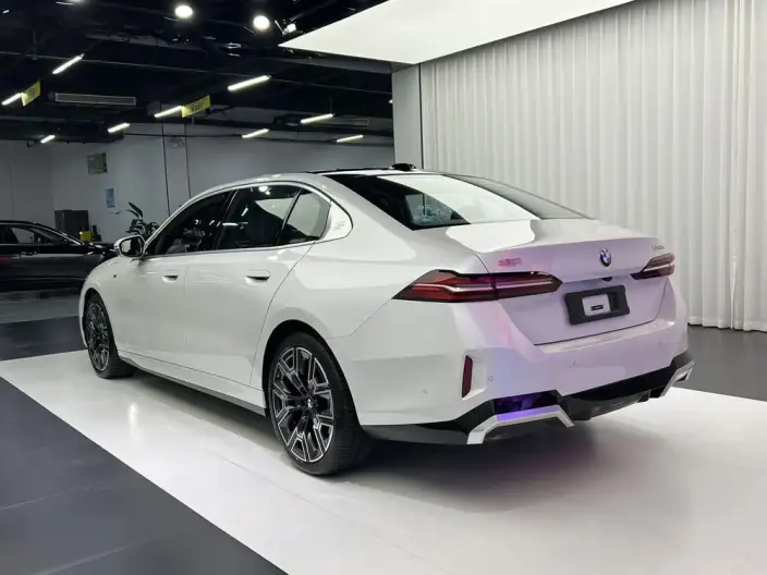 BMW 5 Series 2025 Model 530Li Exclusive Model M Sports Set – фото 3