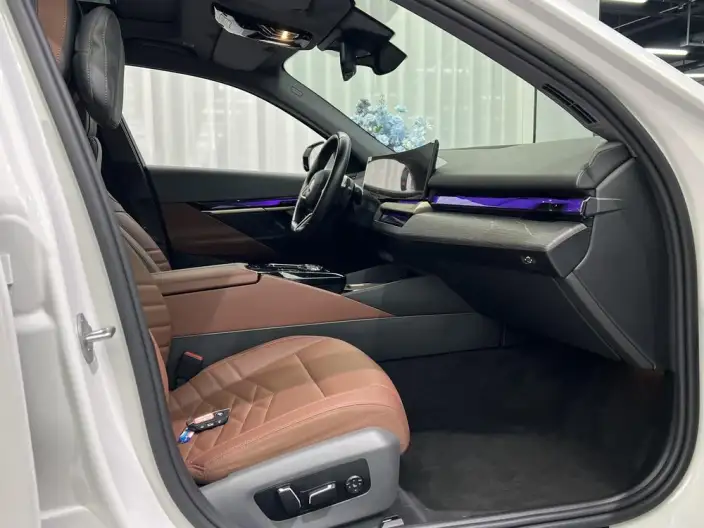 BMW 5 Series 2025 Model 530Li Exclusive Model M Sports Set – фото 7