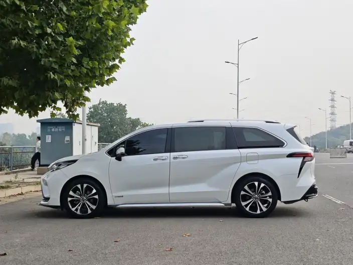 Granvia 2023 Model Intelligent Hybrid 2.5L Noble PLUS