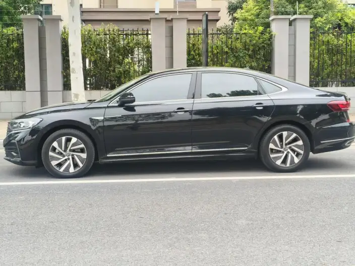 Volkswagen Passat PHEV 2022 Model 430PHEV Hybrid Deluxe Edition