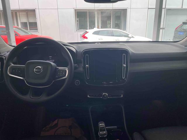 Volvo XC40 2025 Model B4 All-Wheel Drive Smart Long-Range Luxury Edition – фото 9
