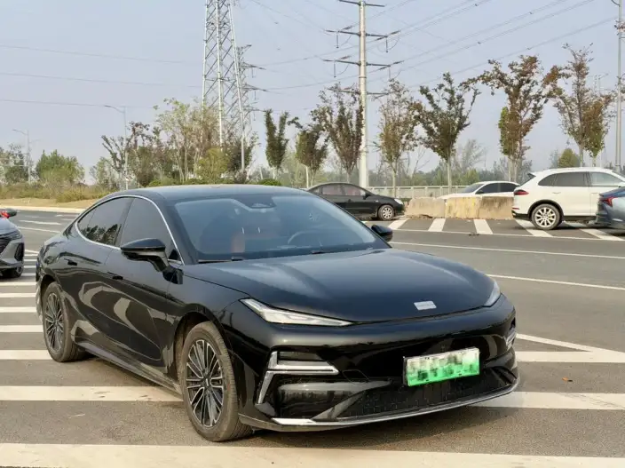 Geely Galaxy E8 PHEV 2025 Model 130km EM-i Exclusive Edition