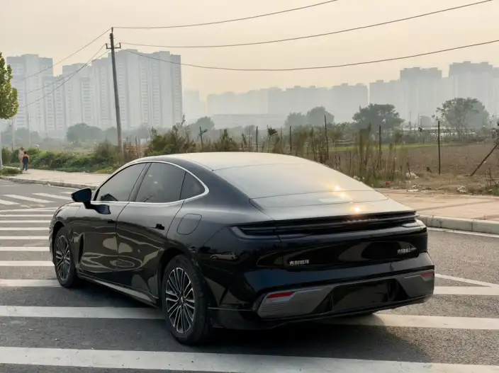 Geely Galaxy E8 PHEV 2025 Model 130km EM-i Exclusive Edition