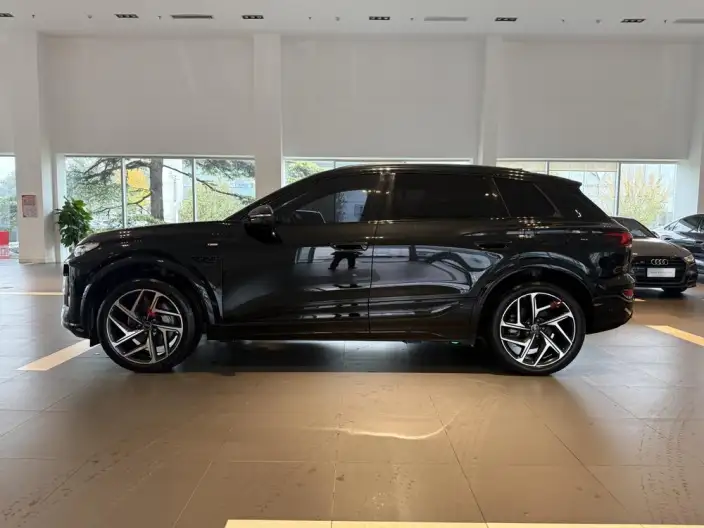 AUDI Q6L e-tron 2026 Model First Edition Pilot Edition