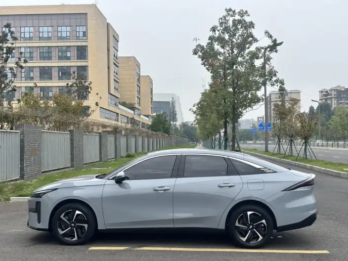 Geely Galaxy L6 2025 Model 1.5 EM-i DHT 140KM Galaxy Edition – фото 4