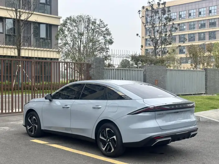 Geely Galaxy L6 2025 Model 1.5 EM-i DHT 140KM Galaxy Edition – фото 5