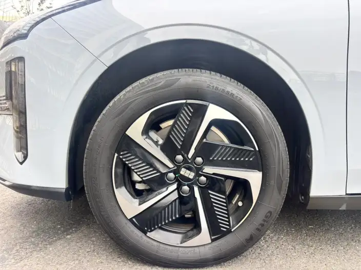Geely Galaxy L6 2025 Model 1.5 EM-i DHT 140KM Galaxy Edition – фото 9