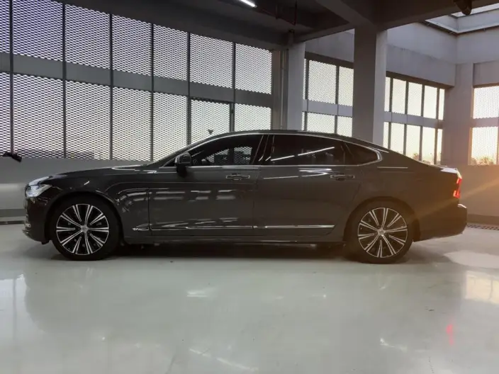 Volvo S90 2022 Model B5 Smart Range Deluxe Edition