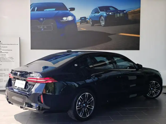 BMW 5 Series 2025 Model Facelift 525Li M Sports Set – фото 5