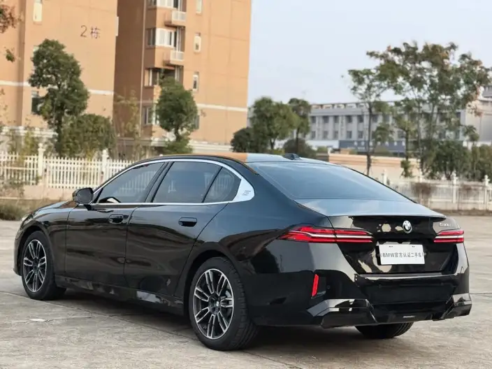 BMW 5 Series 2026 Model 530Li Leading Model M Sports Set – фото 4
