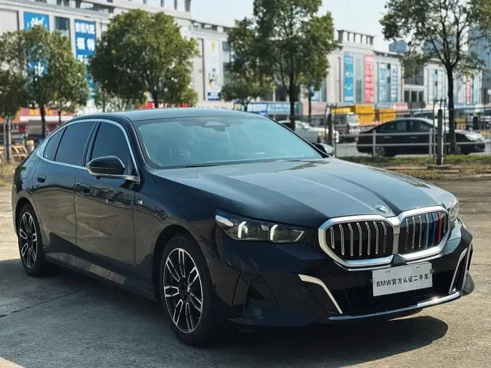 BMW 5 Series 2025 Model 525Li M Sports Set – фото 3