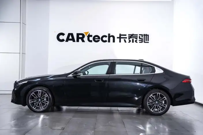 BMW 5 Series 2026 Model 530Li Leading Model M Sports Set – фото 3