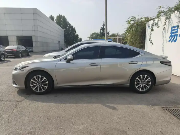 Lexus ES 2025 Model 300h Premium