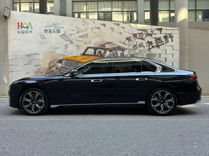 BMW 7 Series 2023 Model 735Li Luxury Set – фото 3