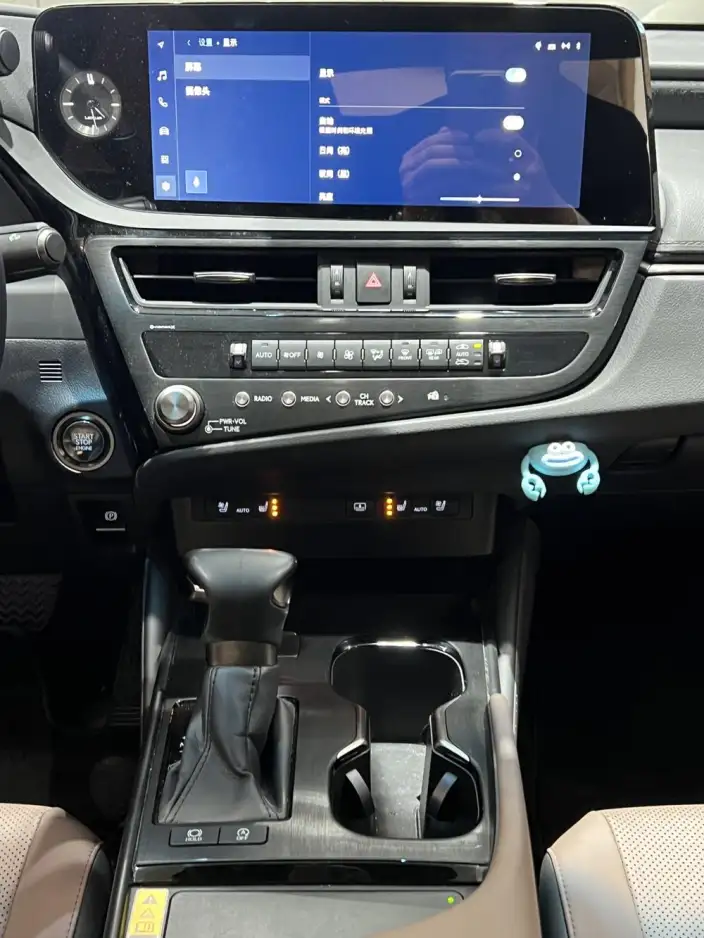 Lexus ES 2024 Model 200 Premium – фото 8