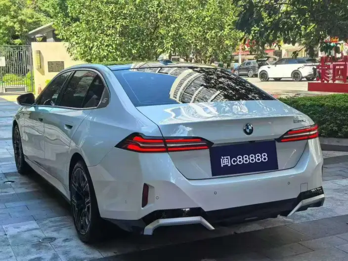 BMW 5 Series 2025 Model 530Li Exclusive Model M Sports Set – фото 4
