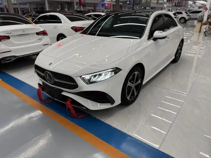Mercedes-Benz A-class 2023 Model A 200 L Sports sedan Fashion Edition – фото 1
