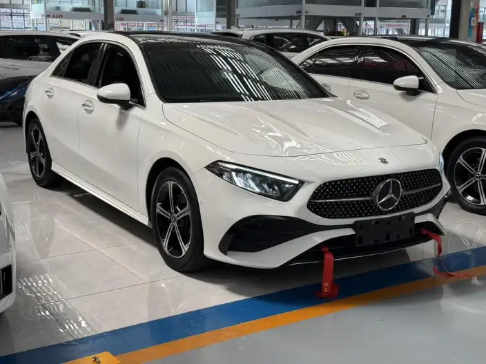 Mercedes-Benz A-class 2023 Model A 200 L Sports sedan Fashion Edition – фото 3