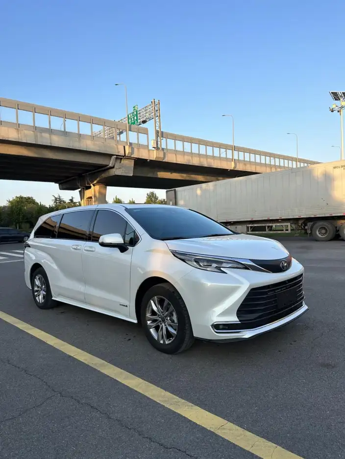 Toyota Sienna 2023 Model Hybrid 2.5L Comfort Edition – фото 3