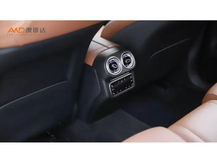 Mercedes-Benz GLC 2025 Model GLC 260 L 4MATIC Luxury Model 5 seat – фото 5